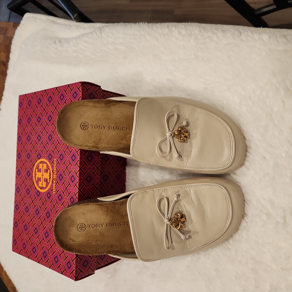 Tory charm mule calf leather/ softy naplak. Size 10
